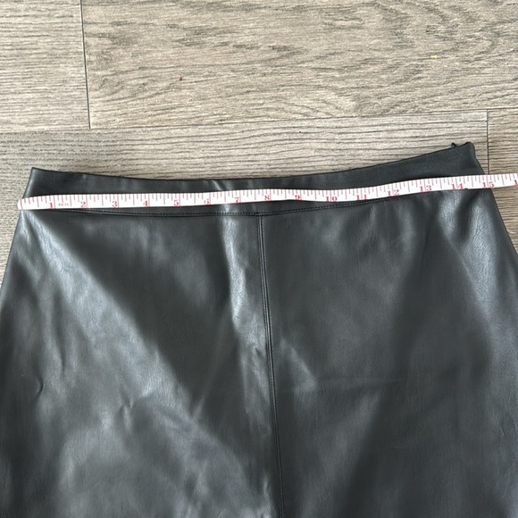 🌼WHO WHAT WEAR🌼 Black Vegan Leather Midi Skirt, Size 6 - Picture 5 of 9